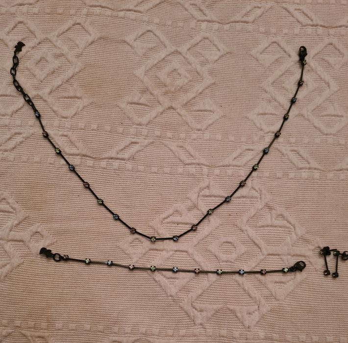 Colares, pulseiras, alfinetes e anéis