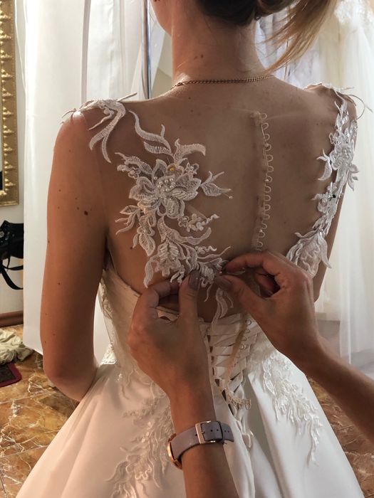 Вишукана весільна сукня