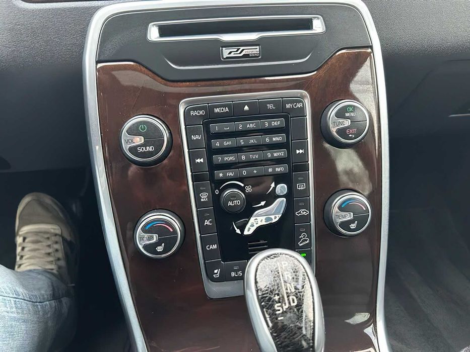 Volvo XC70      2015