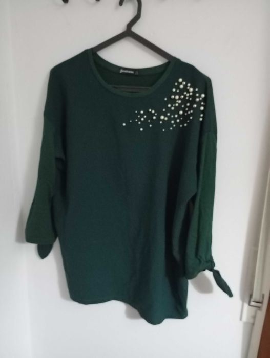 Blusa verde com detalhes de bolinhas decorativas