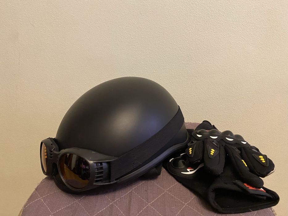 Шлем мото- скутер и перчатки.