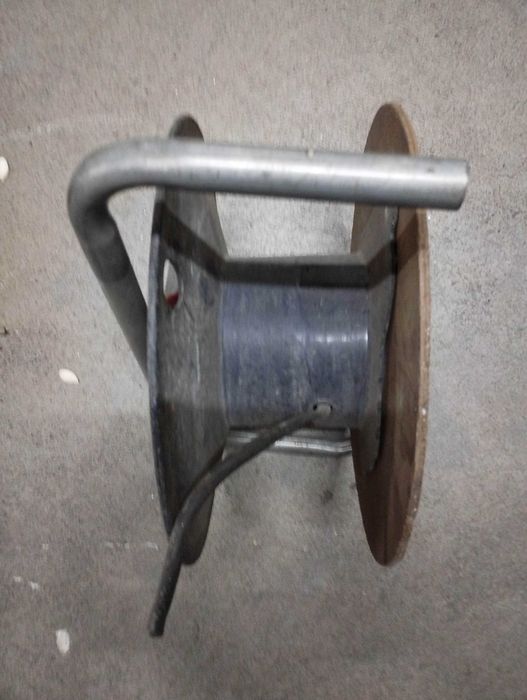 Enrolador manual de cabos elétricos com 4 tomadas