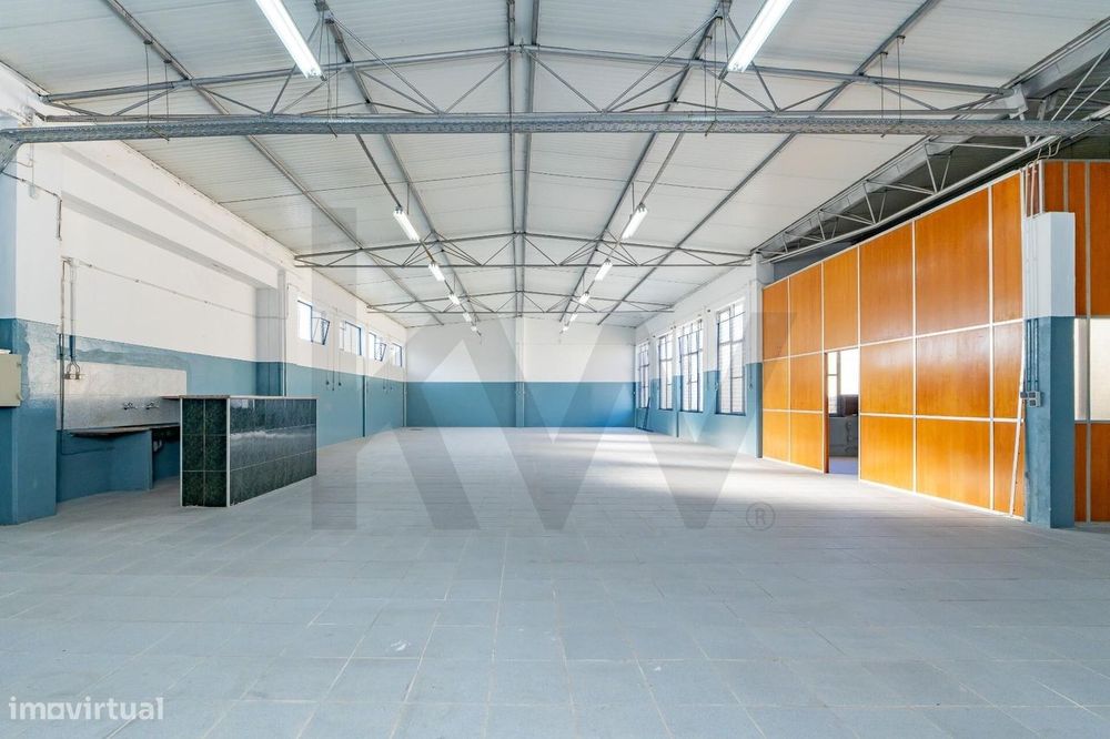Espetacular Armazém Industrial em São João da Talha 1000m2
