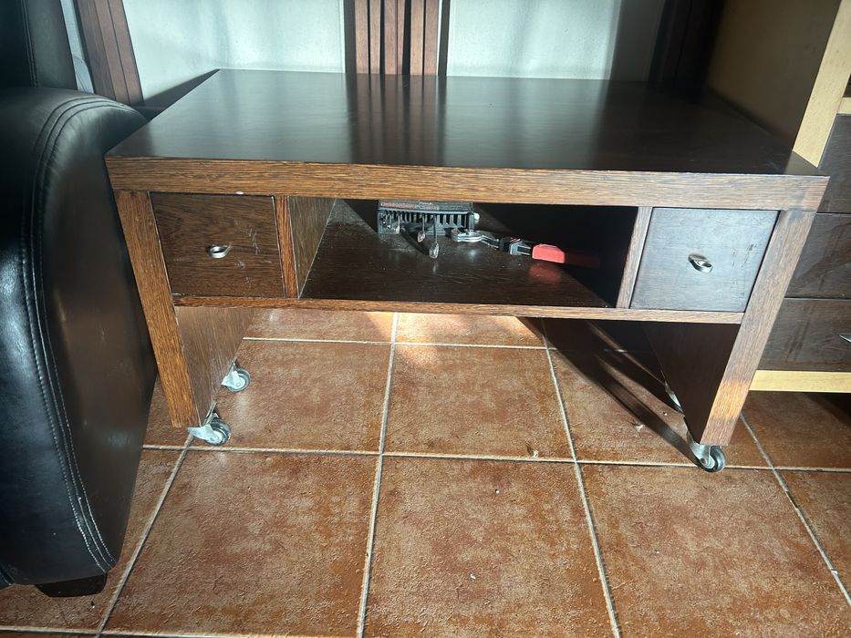 Movel madeira com gavetas e rodas