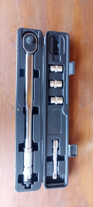 Klucz dynamometryczny z przedłużka i nasadkami