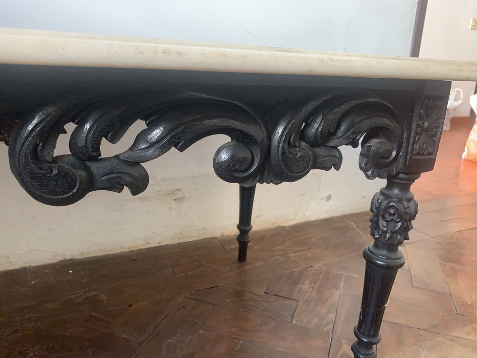 Mesa de centro com tampo em mármore movível