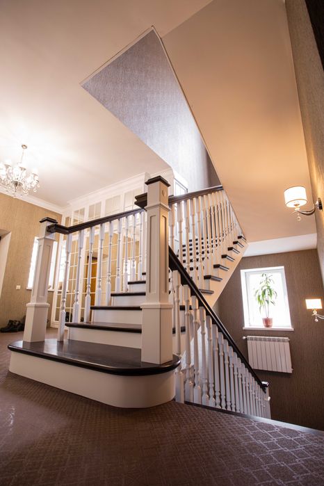 Дерев'яні сходи на другий поверх від ВИРОБНИКА з гарантією до 3 років