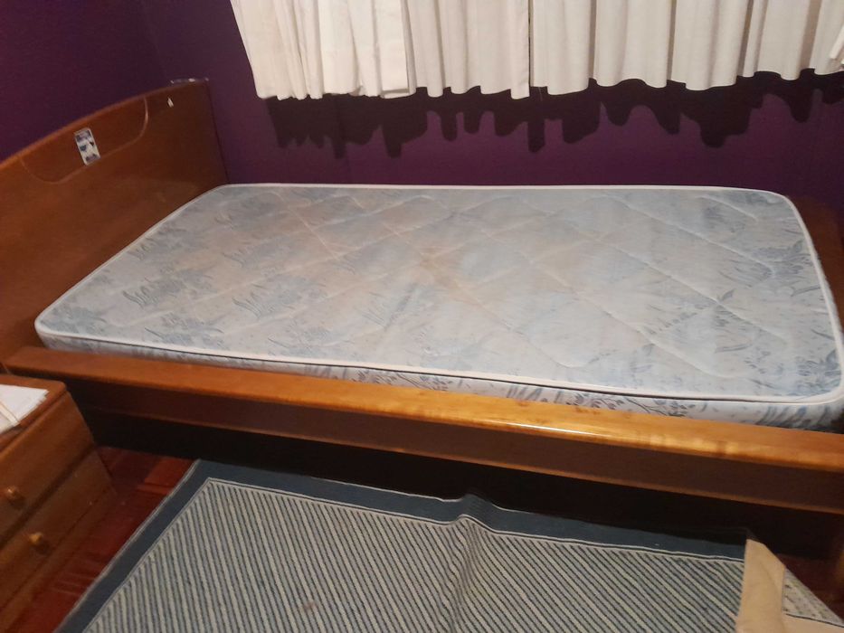 Cama e cómoda em cerejeira e colchão