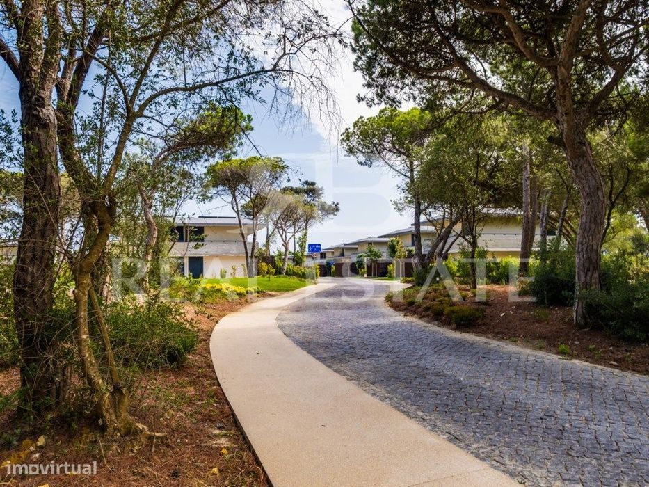 MORADIA T3 com 3 suites + JARDIM + PISCINA privada, num Condomínio ...