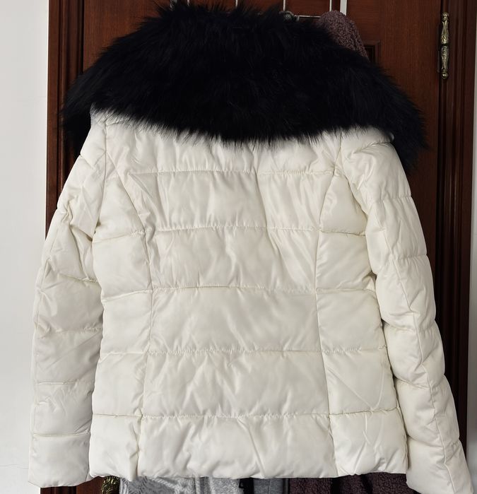 Casaco acolchoado com gola de pelo