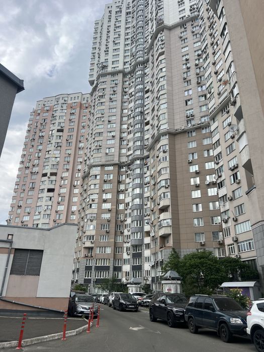Продам паркомісце Срібнокільська,1