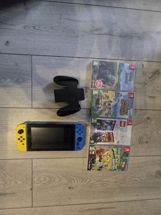 Nintendo Switch + 4 gry + etui – zestaw