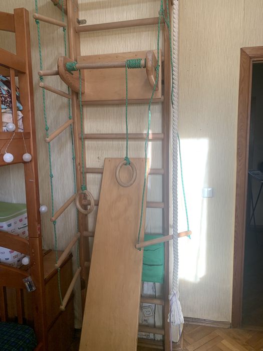 Шведська стінка дерево