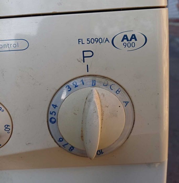 Продам стиральную машинку на запчасти  Whirlpool  FL5090/A