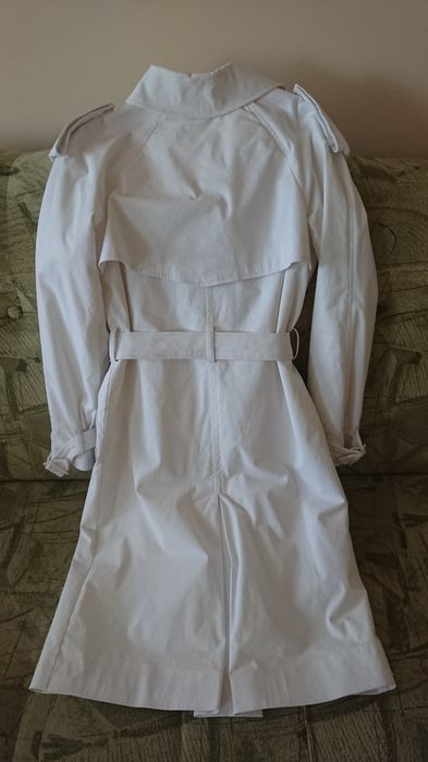 Гарний новий білий тренч.