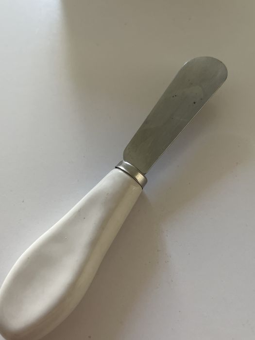 Maselnica z drewnianą pokrywką i ceramicznym nożykiem