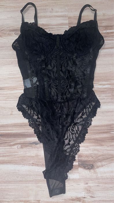 Czarne body koronkowe