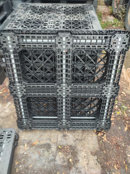 Palety plastikowe wzmacniane 6   prętami stalowymi 110x110x15