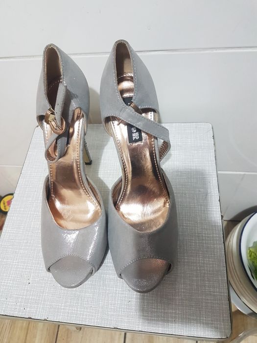 Buty damskie nr.40 eleganckie na wysokim obcasie, połyskliwe