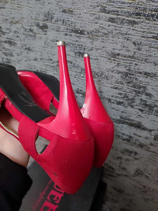 Розкішні нарядні туфлі лодочки на шпильці розмір 37,5 Queen