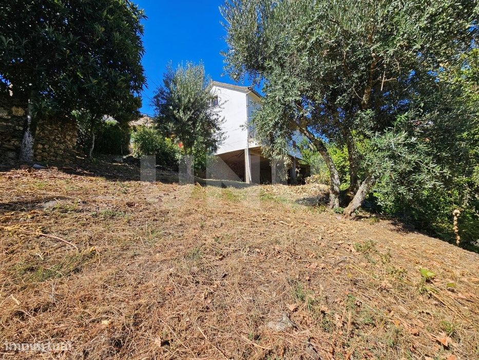 Moradia T3 Térrea com Garagem, Terraço e Logradouro