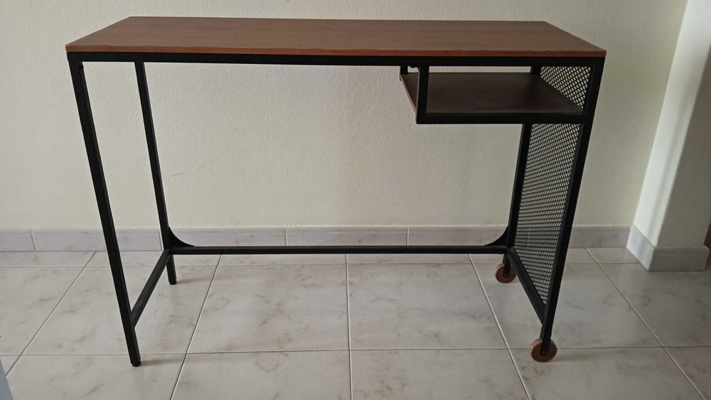 Mesa de computador em perfeito estado