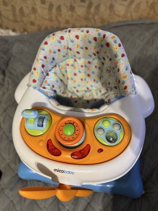 Дитячі ходунки.