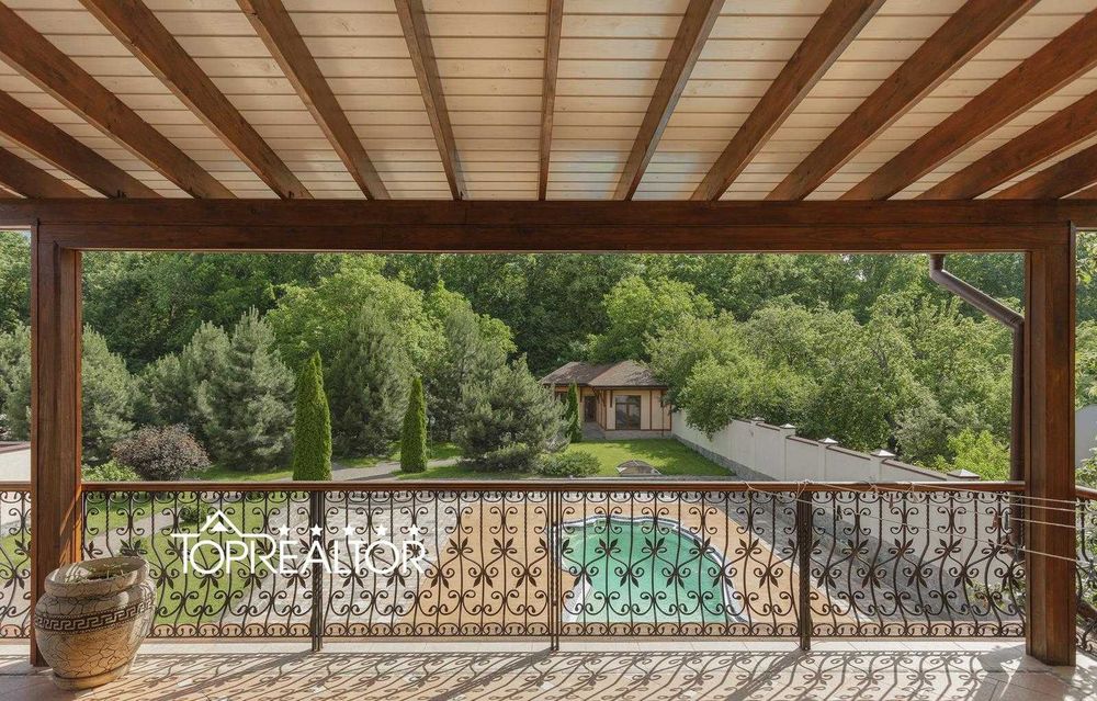 Сучасний заміський котедж із басейном у селищі Високий