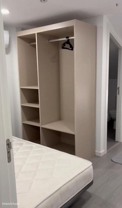 Quarto - localizado em Caparica Lisbon