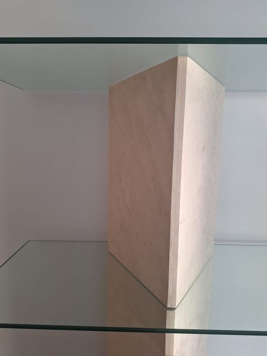 Movel estante de sala em marmore com quatro prateleiras de vidro