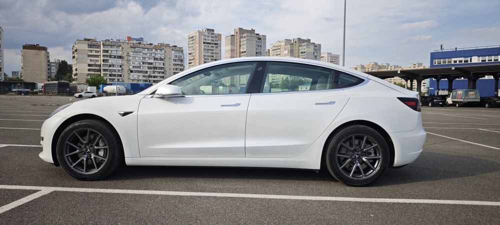 Tesla model 3 ідеал безпека ціла