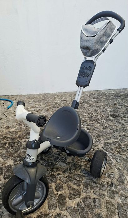 Triciclo infantil Smoby com pega de empurrar e capota