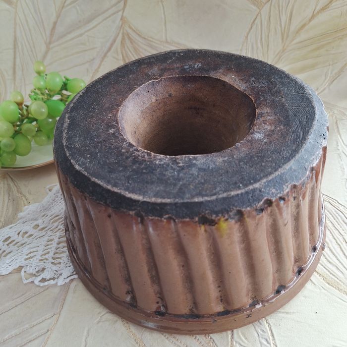 Pięknie utrzymana, tradycyjna, ceramiczna forma do pieczenia babki