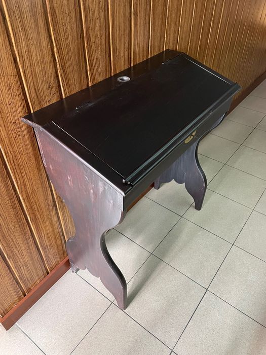 Secretaria antiga com tinteiro em vidro
