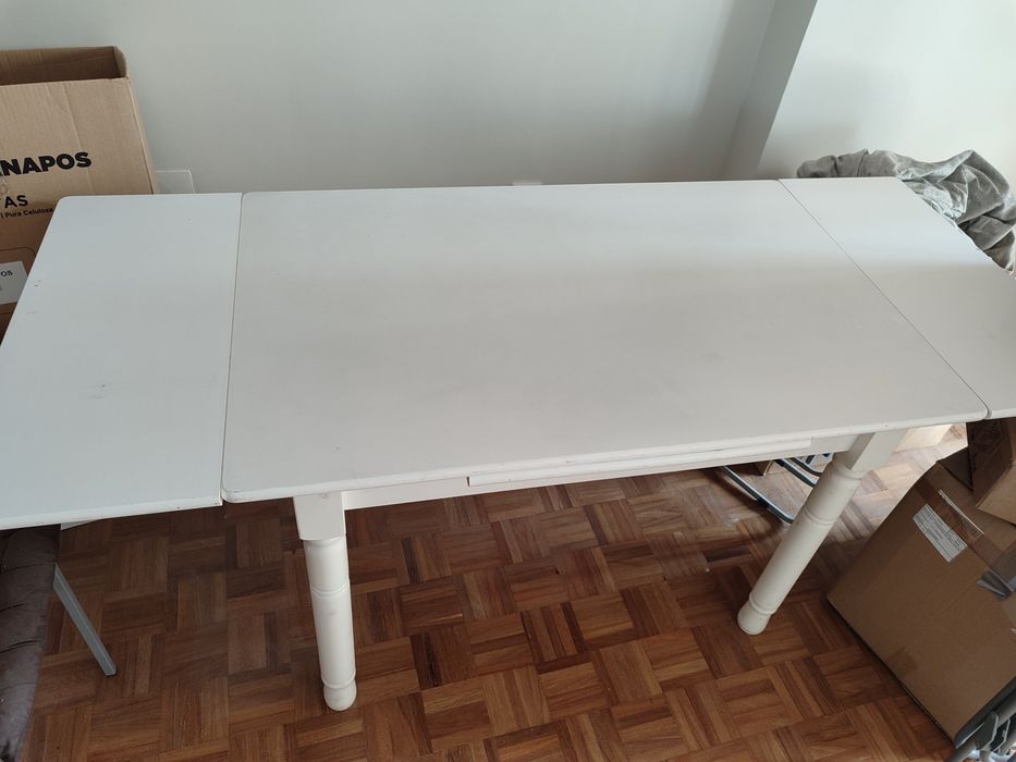 Mesa de madeira branca extensível
