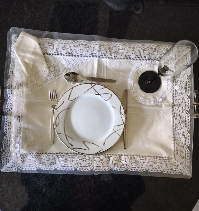 Pano individual, retangular, em linho, com guardanapo.