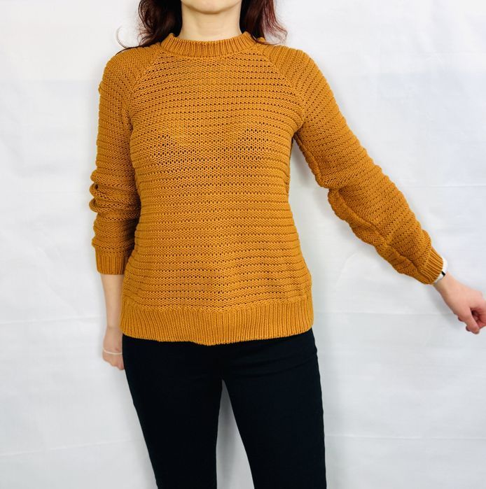 Złoty sweter ażurowy ze stójką XS 34