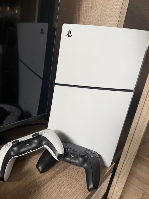 PlayStation 5 z dwoma padami + pudełko