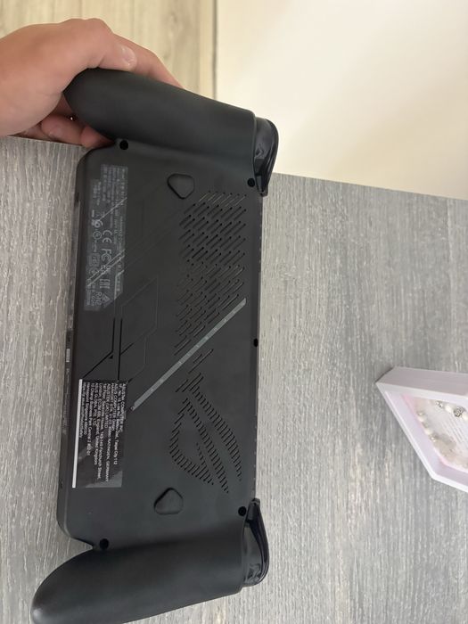 Consola portatil rog ally X z2 1TB sdd dock incluido