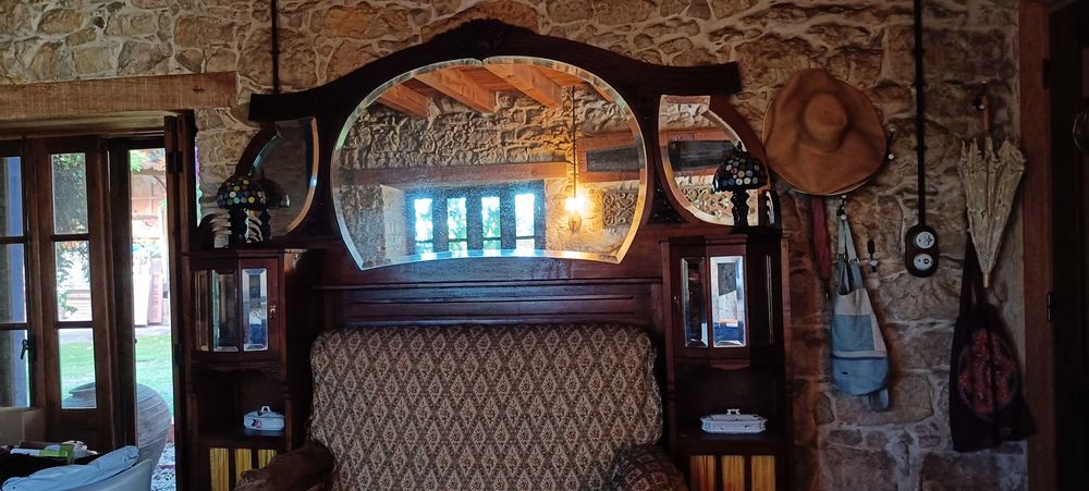 Móvel expositor com sofá