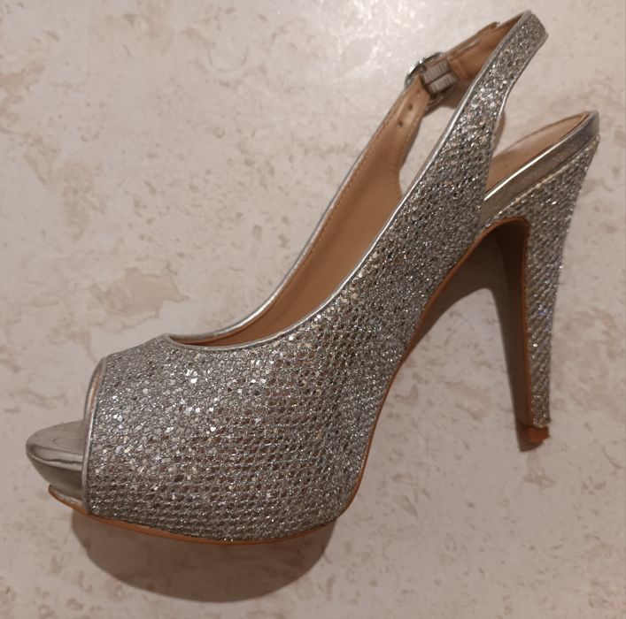 Maravilhosos sapatos de salto alto prateados - Aldo