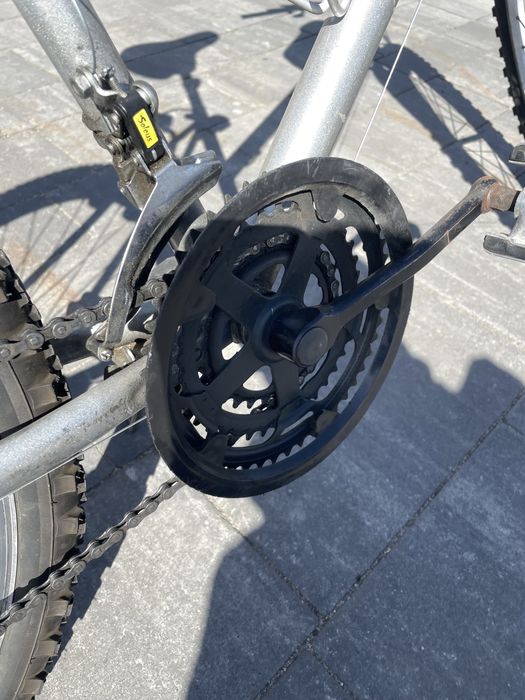 Sprzedam rower miejski koloru szarego.