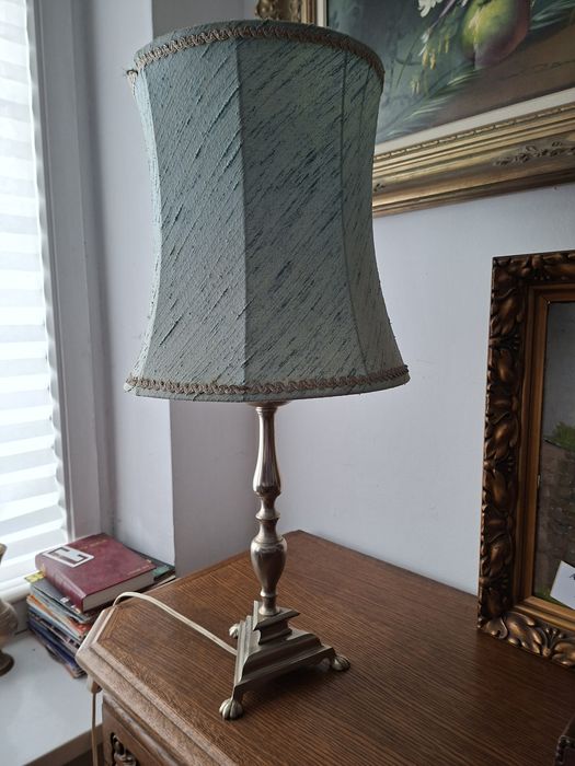 Stylowa lampa na biurko komodę