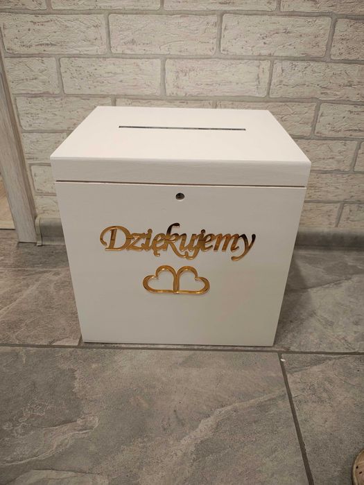 duża biała skrzynka ze złotymi dodatkami plexi serca ślub wesele