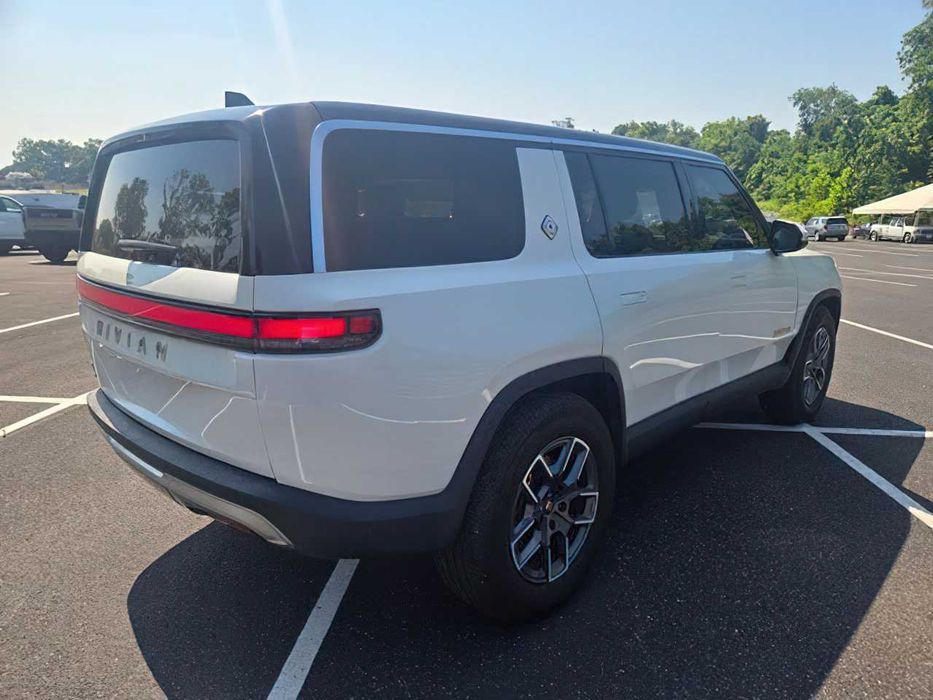 Rivian R1S      2024