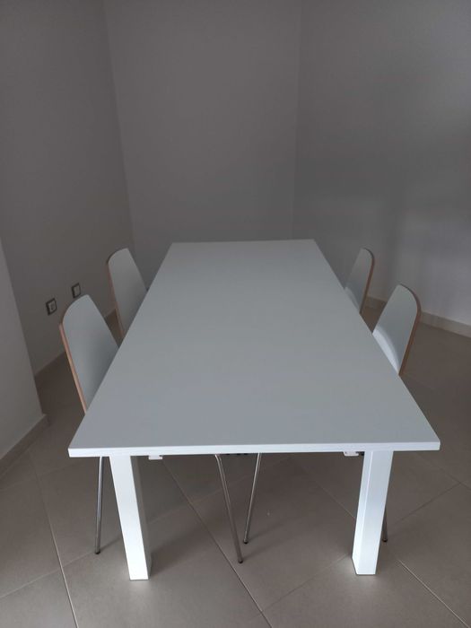 Mesa  extensível + 4 cadeiras