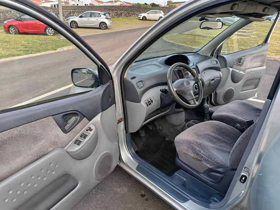 Vendo Toyota Yaris Verso 1.3 a gasolina de 1999