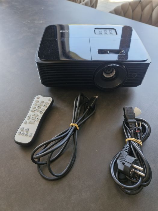 Projektor OPTOMA z kablami  pilotem statyw stojak płachta ekran