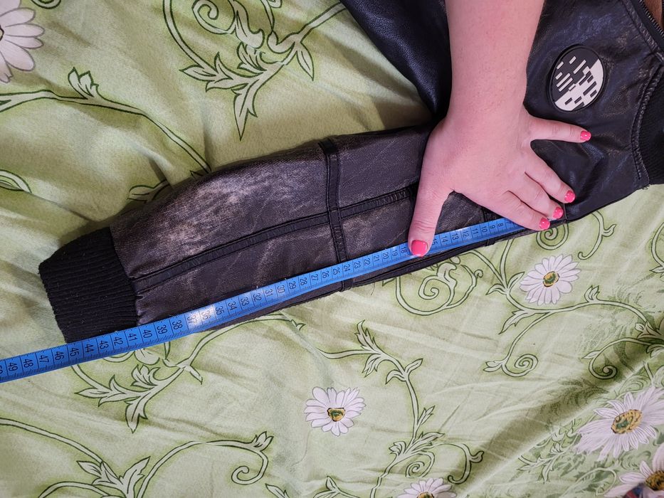 Продам утепленную кожанку курточку косуху на 6-8 лет