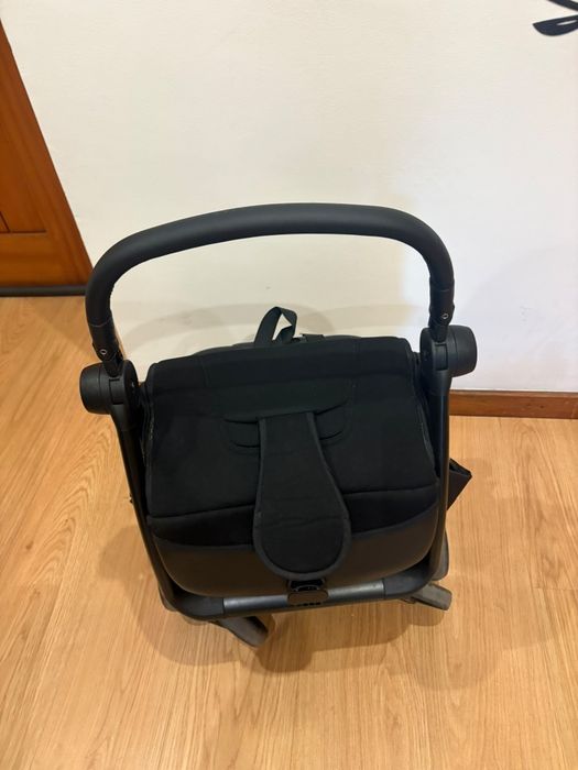 Carrinho de bebê dobra sozinho